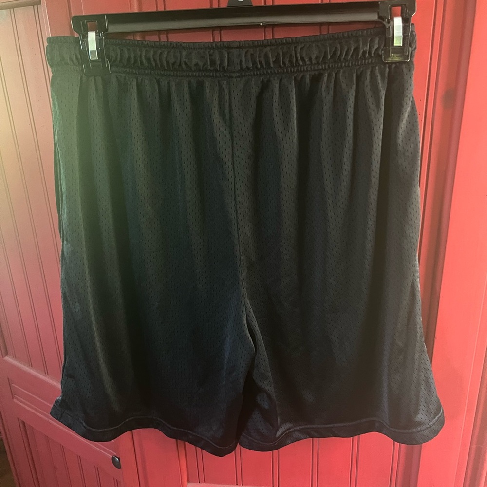 Men’s MTA sports basket ball shorts black size large but fits L-XL